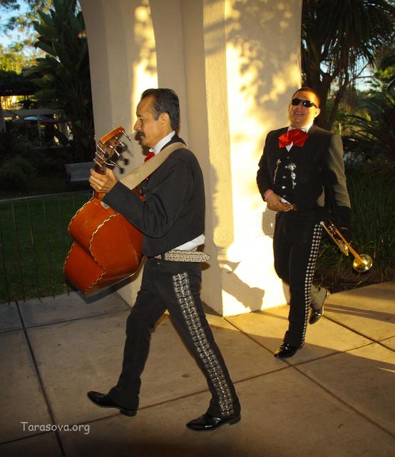 Музыканты одеты в национальные мексиканские костюмы