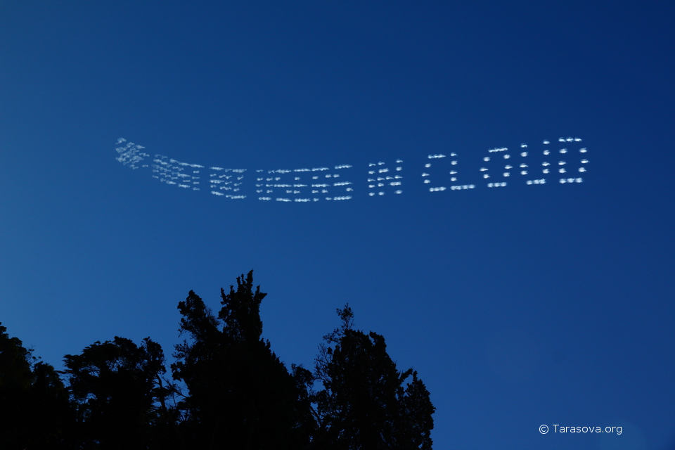 С помощью самолета на небе написали рекламный текст