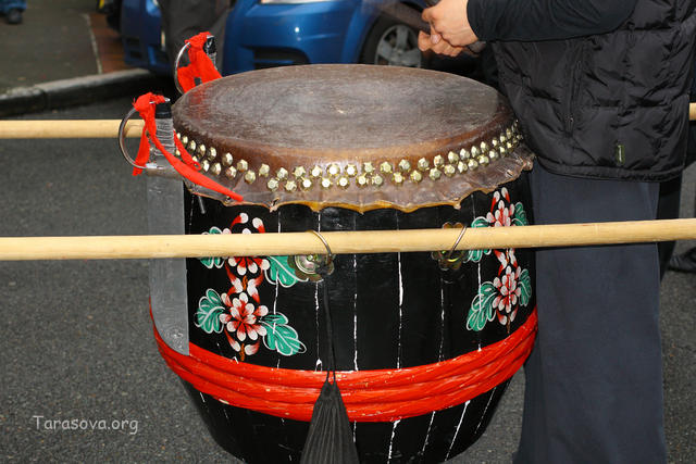 У каждой группы участников новогодней процессии есть свой барабан