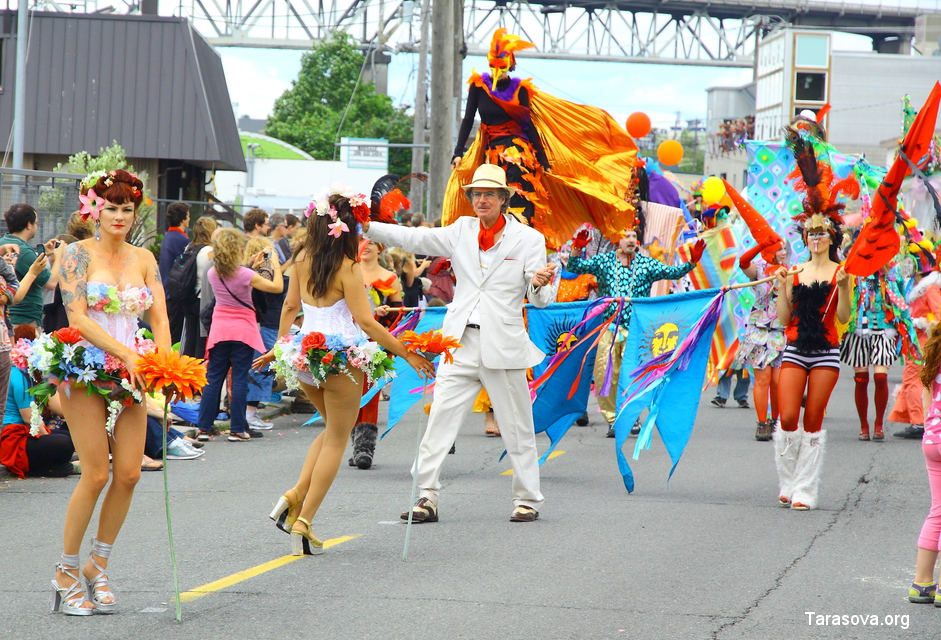 Живописная группа участников парада