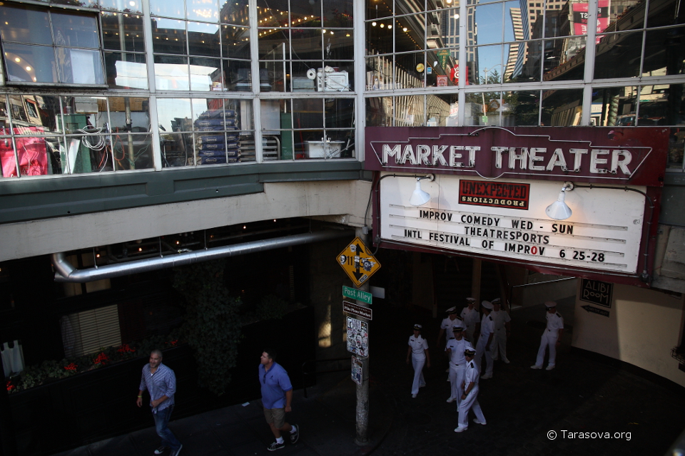 В районе Маркет Плейс есть театр, который прославился своей стеной, облепленной жевательной резинкой