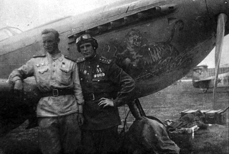 Герой Советского Союза. Г.А. Баевский (справа) и механик Собакин на фоне Як-9У