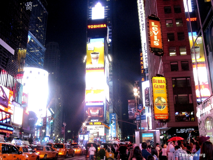 Площадь Таймс-сквер, утопающая в ночной феерии света