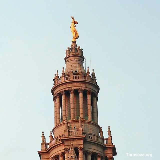 На верху башни стоит позолоченная женская скульптура Civic Fame