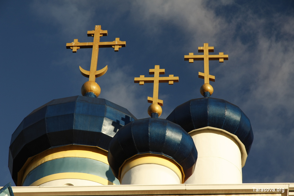 Крыша церкви увенчана группой голубых куполов с позолоченными крестами