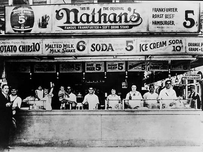 Закусочная "Nathan’s Famous" была открыта в 1916 году