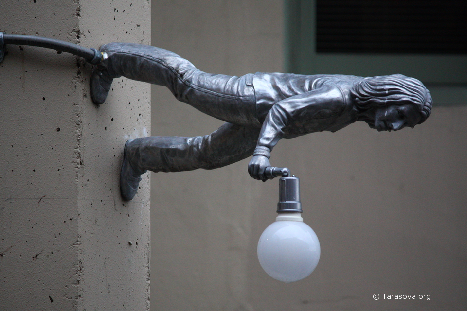 Необычный светильник в виде человечка, держащего лампочку